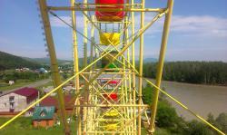 Горный Алтай : Парк развлечений в селе Ая : Вид с колеса обозрения на Катунь и село Ая