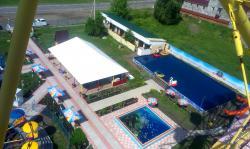 Горный Алтай : Парк развлечений в селе Ая : Вид с колеса обозрения на парк аттракционов