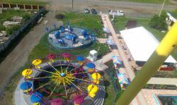 Горный Алтай : Парк развлечений в селе Ая : Вид с колеса обозрения на парк аттракционов