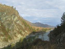 Чемал : Козья тропа : Вид с Козьей тропы на Катунь, которая течет в Воротах Сартакпая