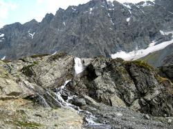 Небольшой водопад выше Верхнего Куйгукского озера