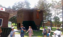 Горный Алтай : Кресельный подъемник в Манжероке  : Перевернутый дом у нижней станции подъемника