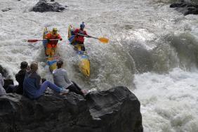 Мажой-ралли, зрители внимательно смотрят