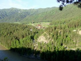 Отдых на Алтае : Что посмотреть в Аскате : Гора Менжелик : Вид с горы Менжелик на село Катунь