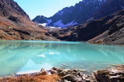 Озеро Куйгук, с изумрудной водой : Горный Алтай