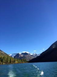 Среднее Мультинское озеро на катере : Горный Алтай