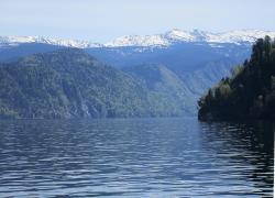 Экскурсии на Телецком озере : Теплоход Пионер Алтая : Телецкое озеро на пути к водопаду Корбу