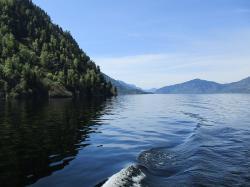 Экскурсии на Телецком озере : Теплоход Пионер Алтая : Телецкое озеро на пути к водопаду Корбу