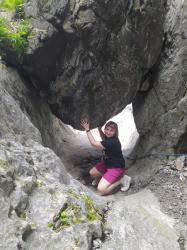 2. Хватит фотографировать, проползай пока держу. Водопад Че-Чкыш камень Баатыр-Таш.