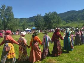 Фольклорный фестиваль "Троицкие гуляния" в селе Топольное.