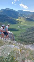 1. Дорогой, сейчас ещё одну фоточку на этом камне, и можем расслабиться. Перевал Чике-Таман.