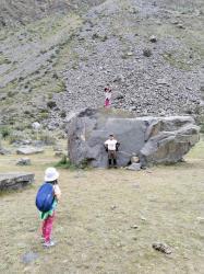 Да что ты стоишь, думаешь, да говорю же дорога лёгкая, еще десяток таких камушков на пути и мы у цели) Разгоняйся, да запрыгивай), июль 2023г, долина реки Чулышман, на пути к Куркуре