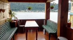 Вид на Телецкое озеро с веранды зимнего коттеджа