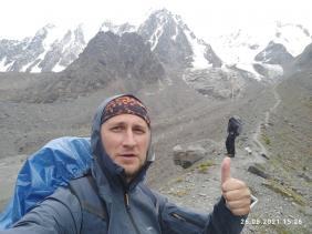 1. Мальчик-с-пальчик на вершине пальчика.<br> Верхнее Шавлинское озеро дорога к пикам Мечта, Сказка, Красавица.