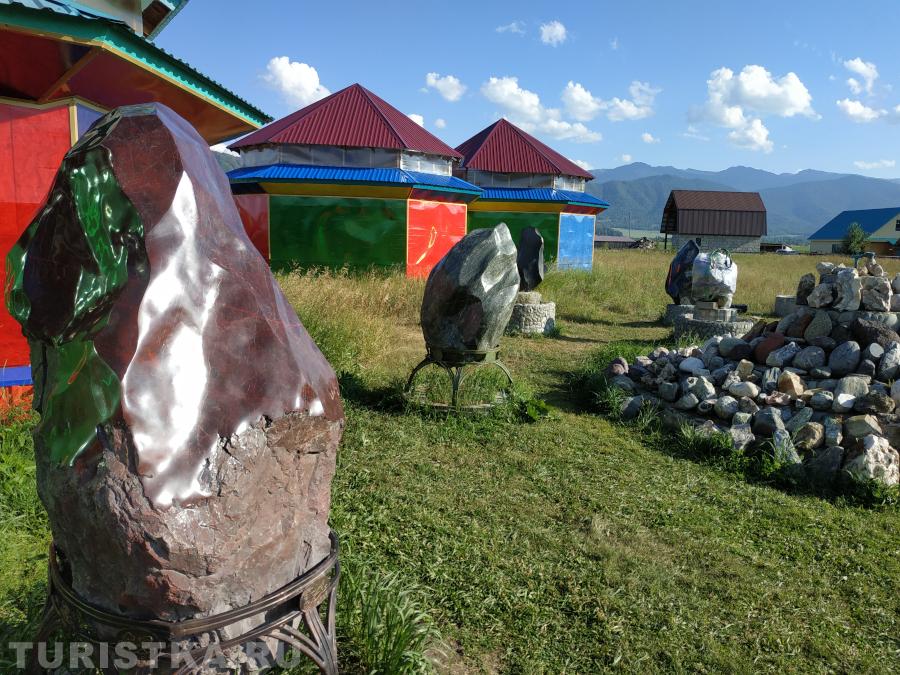 Экспозиция во дворе музея