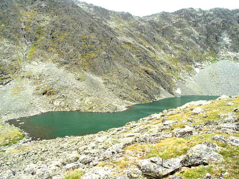 Озеро и скалы восточного склона