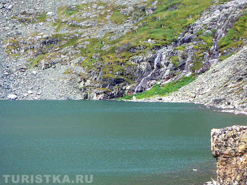 Нити водопадов, стекающих в озеро