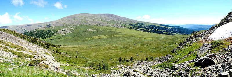 Вид на Сарлык со стороны Семинского перевала