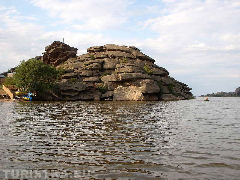 Скала, с которой прыгают в воду на пляже базы отдыха санатория Лазурный