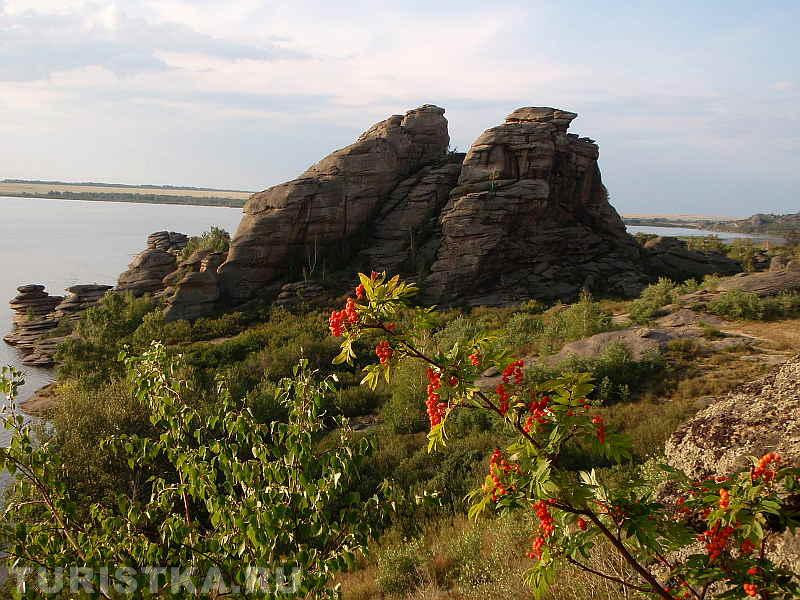 Скалы на восточном берегу Савушкиного озера