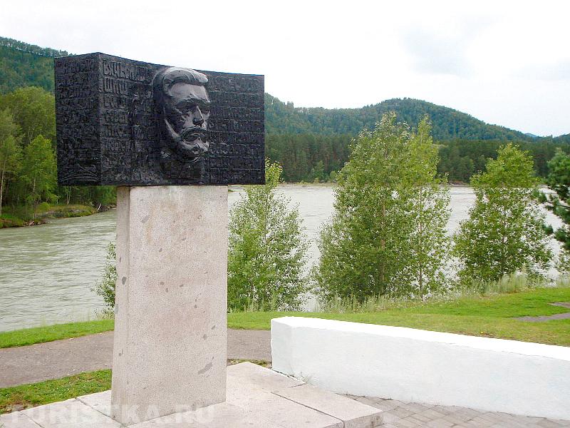 Вид на горы и Катунь