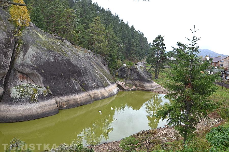 Скалы около маленького озера