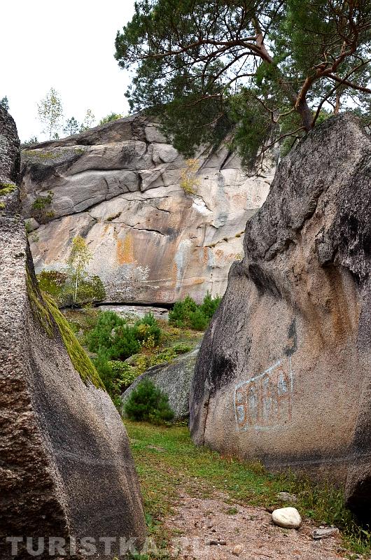 Скалы рядом со скалой Кит
