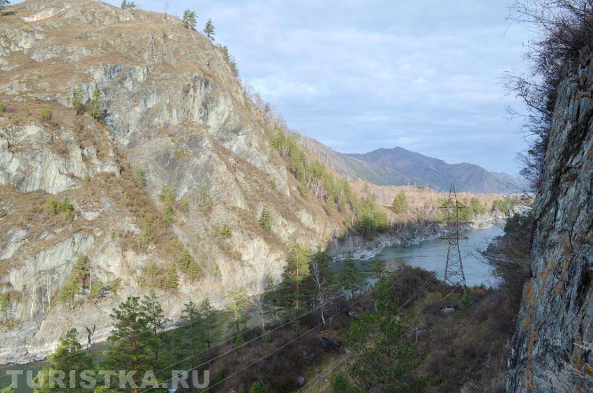Вид на Ворота Сартакпая, в которых течет Катунь
