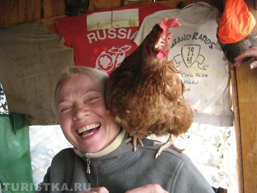 "На море пират с попугаем, а у нас турист с несушкой".