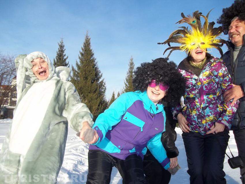 Вот проснулся Заяц серый, удивился: в чем же дело? Как же к нам сюда попал Мексиканский Карнавал?