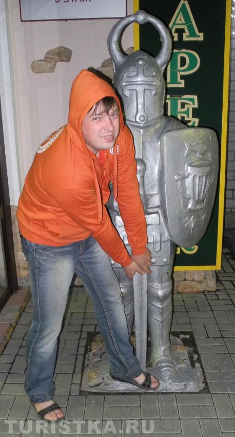 Эй, Рыцарь, ослабьте свою хватку! И грозно не сжимайте меч!  Возьму его у вас украдкой,  Мне нужно Даму уберечь! :)