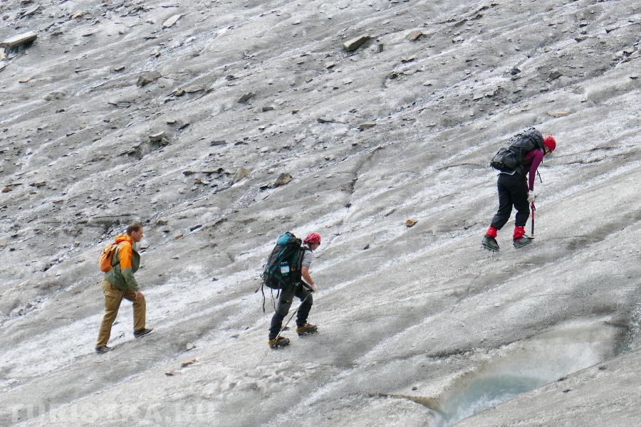 "Мужики, пропустите, а то ноги в кедах мерзнут!"