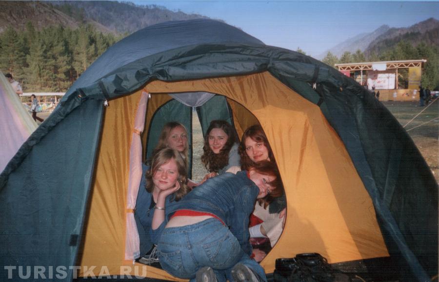 "В одноместную палатку ,<br> Лезут десять человек. <br>Как поместятся? Загадка!<br> Не решить ее вовек."