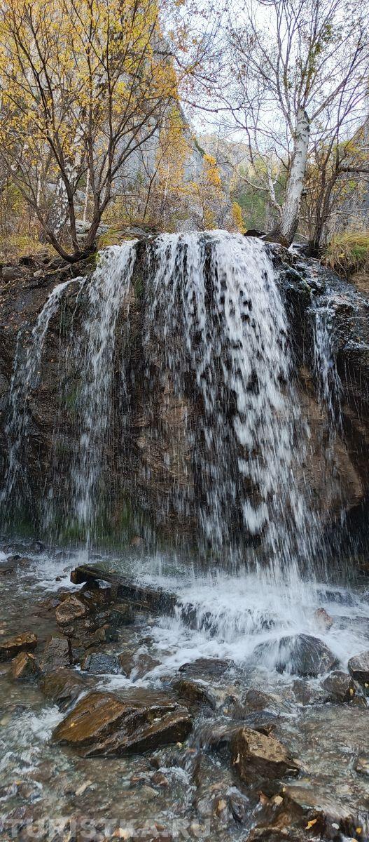 Алтай. Осенний водопад в долине Чеч-кыш, Чемальский район.
