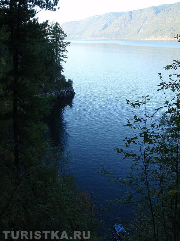 Вид на Телецкое озеро от второго каскада водопада