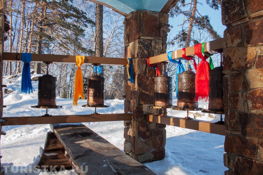 Скамья внутри скульптуры Будды медицины