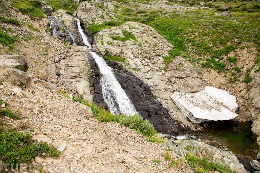 водопад вытекающий из третьего озера