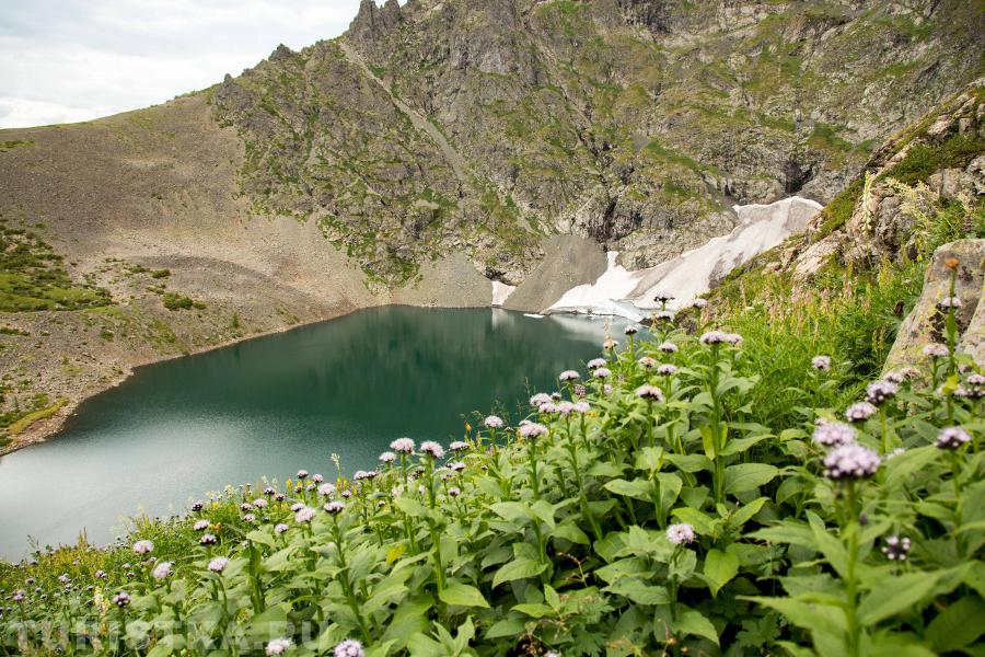 вид на второе озеро с тропы к третьему.