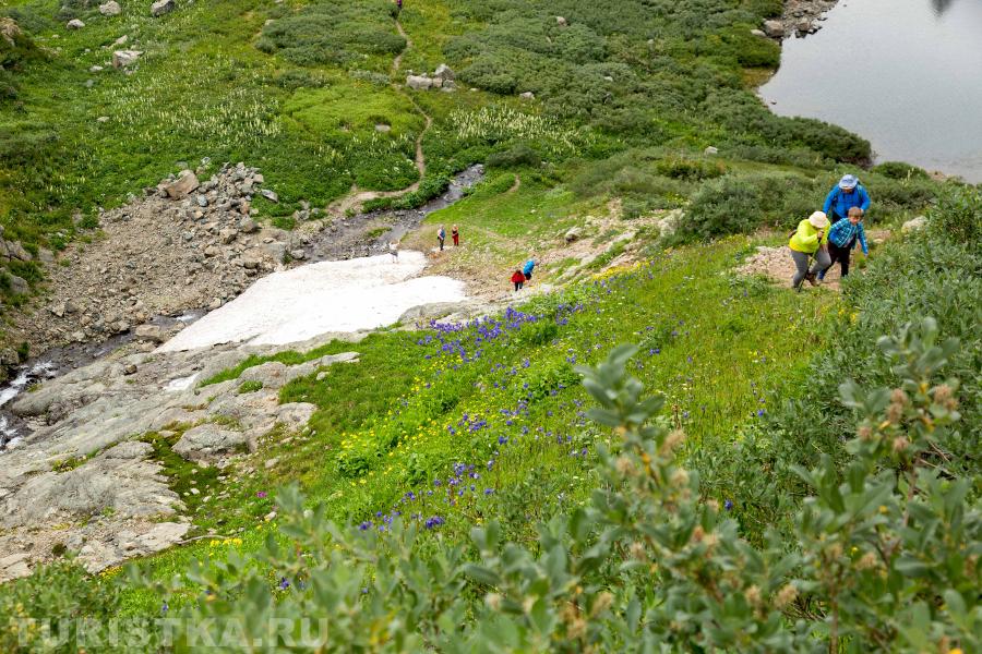 тропинка и вид сверху на второе озеро.