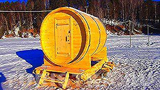 Баня на льду у проруби