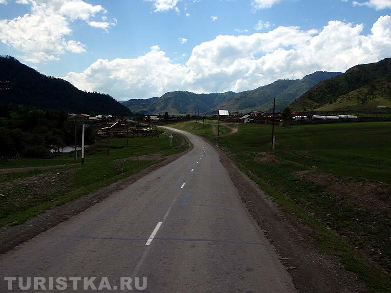 На въезде в село Теньга