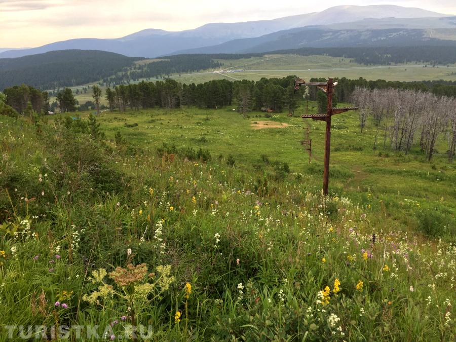 Опоры старого подъемника на горе Тияхта на Семинском перевале