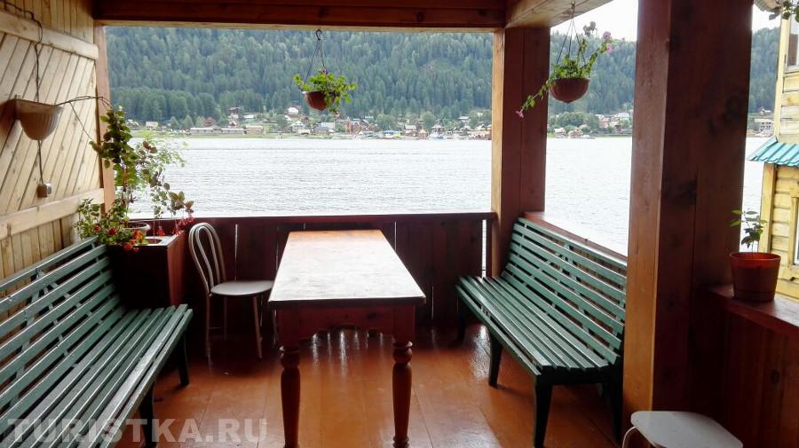 Вид на  озеро с веранды коттеджа