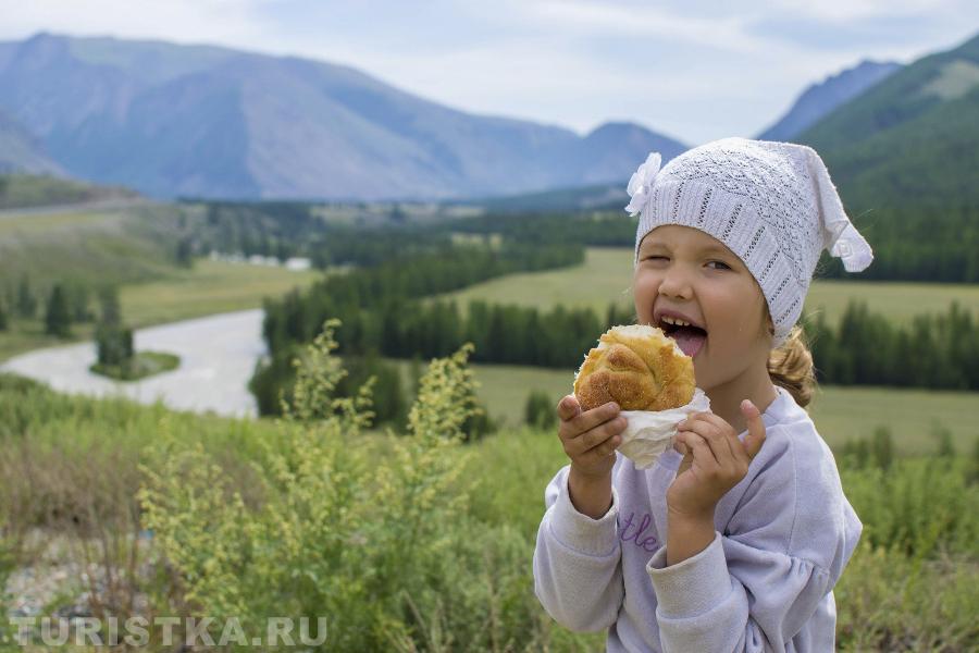"Вышла на прогулку, захватила булку. "