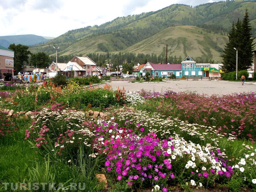 Центральная площадь и горы в Усть-Коксе