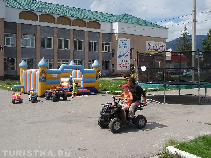 Аттракционы около Дома творчества на главной площади