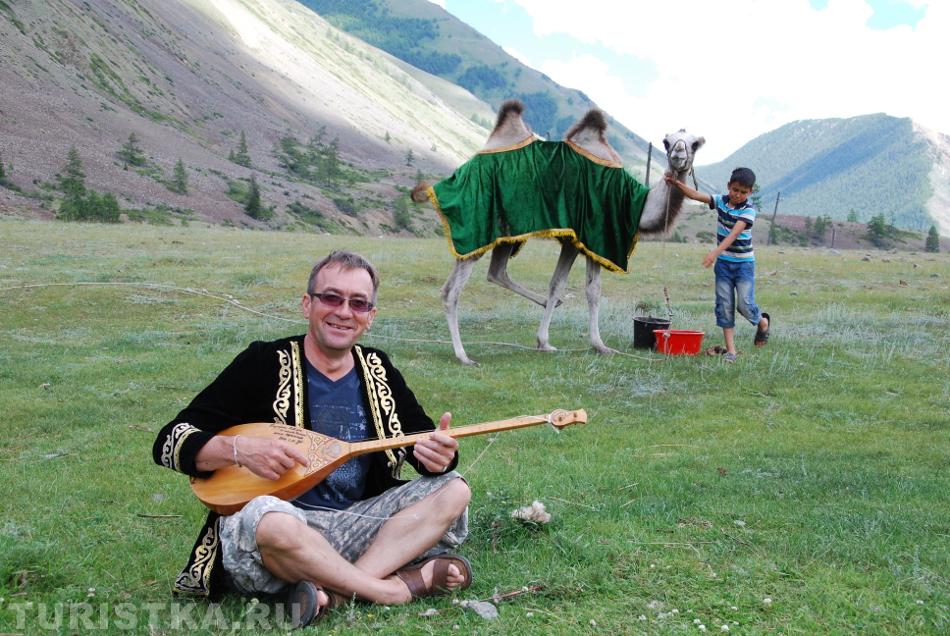 "Хорошо у нас на базе!  Тишина, кругом покой!  На пригорочке маральник  Распускается весной!" 