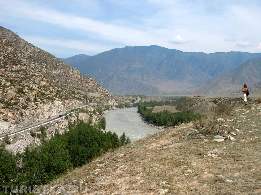 Вид с плато на Чуйский тракт и Катунь