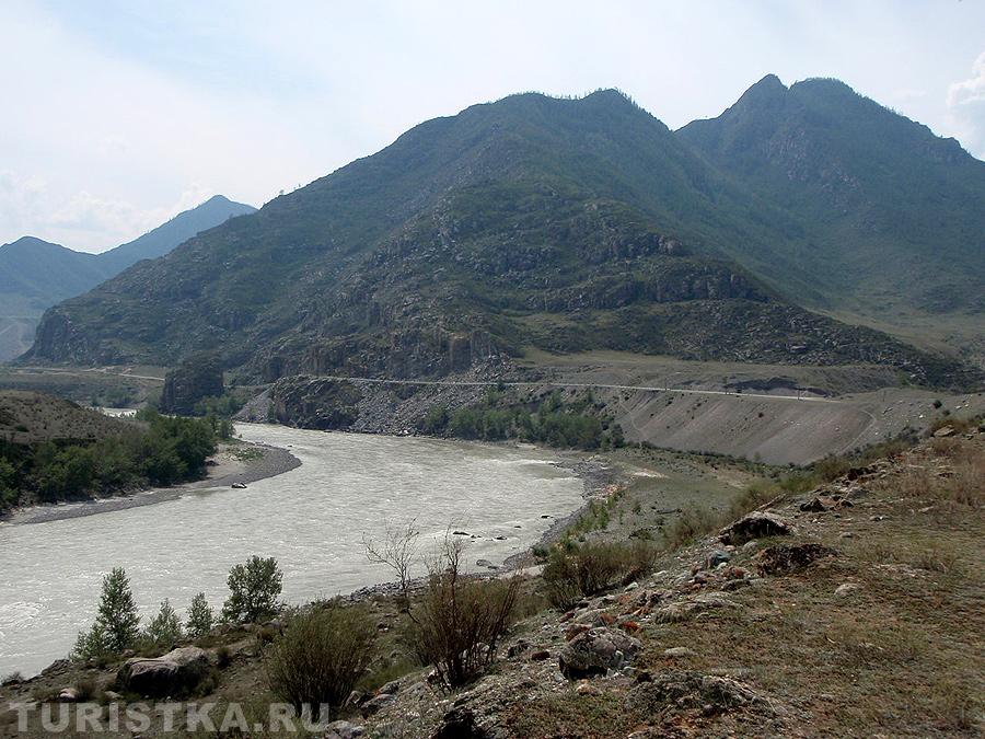 Вид с плато вверх по течению Катуни