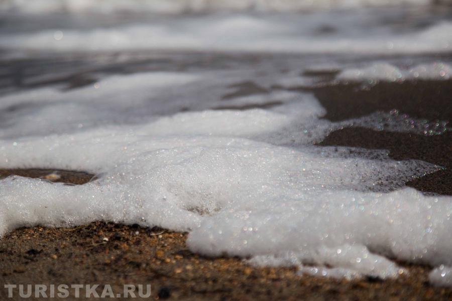 пена у озера Ярогового